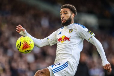 Leeds United takımının oyuncusu Jayden Bogle, Premier League maçında topu kontrol ediyor. Leeds United, Aston Villa 'ya karşı, Elland Road, Leeds, İngiltere, 23 Kasım 2025
