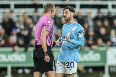 Manchester City 'den Bernardo Silva, Premier Lig karşılaşmasında hakem Samuel Barrott' a sesleniyor. Newcastle United, Manchester City 'ye karşı St. James' s Park, Newcastle, 21 Kasım 2025