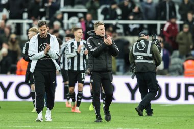 Newcastle United takımının teknik direktörü Eddie Howe, Premier League maçından sonra taraftarları alkışlıyor. Newcastle United, Manchester City 'ye karşı St. James' s Park, Newcastle, 21 Kasım 2025