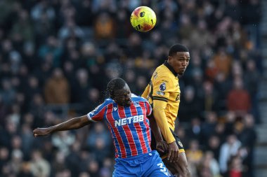 Kristal Saray 'dan Tyrick Mitchell ve Wolverhampton Wanderers takımından Jackson Tchatchoua Premier League maçında Wolverhampton Wanderers, Molineux, Wolverhampton, Birleşik Krallık' ta 22 Kasım 2025 'te Crystal Palace' a karşı top mücadelesi veriyor.