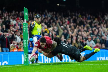 Galler 'den Louis Rees-Zammit, 22 Kasım 2025 tarihinde İngiltere' nin Cardiff kentindeki Principality Stadyumu 'nda oynanan Galler-Yeni Zelanda maçında Quilter Nations 2025 maçında gol atmak için dalıyor.