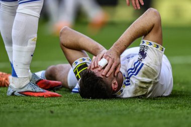 Leeds United takımından Anton Stach, 23 Kasım 2025 tarihinde İngiltere 'nin Leeds kentinde oynanan Premier League maçında Leeds United ile Aston Villa maçında kaleye doğru ilerledikten sonra sakatlandı.