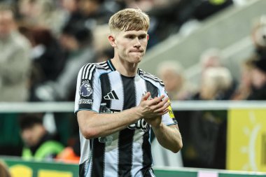 Newcastle 'dan Lewis Hall Untied, Premier League maçında sakatlanan taraftarları alkışlıyor. Newcastle United, Manchester City' ye karşı. St. James 's Park, Newcastle, İngiltere, 21 Kasım 2025