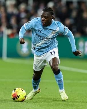 Manchester City 'den Jeremy Doku Premier League maçı sırasında Newcastle United, Manchester City' ye karşı St. James 's Park, Newcastle, İngiltere, 21 Kasım 2025