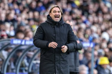 Leeds United takımının teknik direktörü Daniel Farke, Premier League maçında Leeds United 'ın Aston Villa' ya karşı oynadığı Elland Road, Leeds, İngiltere 'de 23 Kasım 2025' de takım talimatlarını verir.