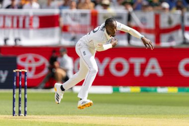 İngiltere 'den Jofra Archer, 22 Kasım 2025' te Avustralya 'nın Optus Stadyumu' nda NRMA Sigorta Külleri Birinci Sınav Günü 2 Avustralya 'ya karşı İngiltere maçında bowling oynuyor.