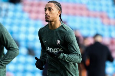 Chelsea 'den Joao Pedro Premier Lig karşılaşması öncesinde Burnley Chelsea' ye karşı 22 Kasım 2025 'te Burnley, İngiltere' de Turf Moor 'da ısınıyor.