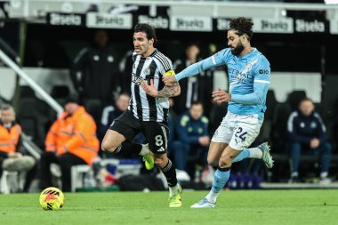 Newcastle Untie 'den Sandro Tonali ve Manchester City' den Josko Gvardiol Premier Lig maçı sırasında Manchester City ile St. James 's Park, Newcastle, İngiltere' de 21 Kasım 2025 'de karşı karşıya geldiler.