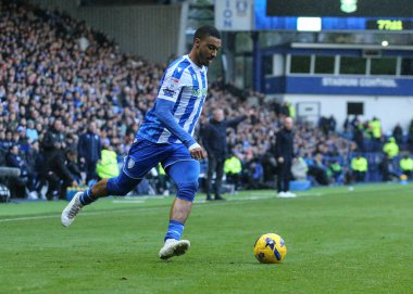 Sheffield 'li Yan Valery, Sheffield United' a karşı 23 Kasım 2025 'te Sheffield United, Hillsborough' da oynanan Gökyüzü İddia Şampiyonası maçında topu geçiyor.