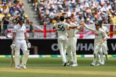 Avustralyalı Mitch Starc, 22 Kasım 2025 'te Avustralya' nın Optus Stadyumu 'nda oynanan NRMA Sigorta Külleri Birinci Sınav Günü' nde gol attıktan sonra takım arkadaşları tarafından tebrik edildi.