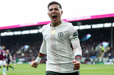 Chelsea 'den Enzo Fernandez, 22 Kasım 2025' te İngiltere 'nin Burnley kentindeki Turf Moor' da oynanan Premier League karşılaşmasında 0-2 'lik skorla gol attıktan sonra kutluyor.