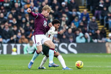 Burnley takımından Zian Flemming, 22 Kasım 2025 tarihinde İngiltere 'nin Burnley kentinde oynanan Premier Lig karşılaşmasında Chelsea' li Andrey Santos 'u yendi.
