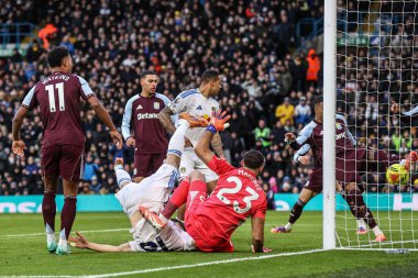 Leeds United takımından Anton Stach, Leeds United 'dan Lukas Nmecha' nın Premier Lig maçı Leeds United 'a karşı Aston Villa maçında attığı golün golüne doğru ilerliyor.