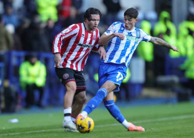 Sheffield Wednesday takımından Charlie McNeill, Sheffield United 'ın 23 Kasım 2025' te Sheffield United 'a karşı oynadığı maçta Sheffield United' ın Sheffield United 'a karşı oynadığı maçta Sheffield United' dan Callum O 'Hare' i yere serdi.