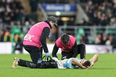 Arjantinli Juan Cruz Mallia, 23 Kasım 2025 tarihinde İngiltere 'nin Allianz Stadyumu' nda Arjantin 'e karşı oynadığı Quilter Nations Serisi 2025 maçında tedavi gördü.