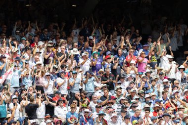 Taraftarlar, NRMA Sigorta Külleri Birinci Sınav Günü 2 Avustralya 'nın 22 Kasım 2025' te Perth, Avustralya 'daki Optus Stadyumu' nda İngiltere 'ye karşı açtığı davada tribünlerde desteklerini gösteriyorlar.