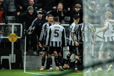 Newcastle Untie 'den Harvey Barnes, Premier League maçı Newcastle United' ın Manchester City 'e karşı oynadığı 21 Kasım 2025' te St.James 's Park, Newcastle' da 2-1 kazanma hedefini kutluyor.