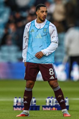 Aston Villa 'dan Youri Tielemans Premier Lig karşılaşmasında ısınma turunda Leeds United ile Aston Villa, Elland Road, Leeds, İngiltere' de, 23 Kasım 2025 'de karşı karşıya geldiler.