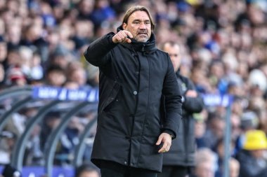 Leeds United takımının teknik direktörü Daniel Farke, Premier League maçında Leeds United 'ın Aston Villa' ya karşı oynadığı Elland Road, Leeds, İngiltere 'de 23 Kasım 2025' de takım talimatlarını verir.