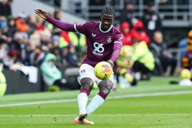 Burnley 'den Axel Tuanzebe Premier Lig maçında topu ileri atıyor Burnley Chelsea' ye karşı Turf Moor, Burnley, Birleşik Krallık, 22 Kasım 2025