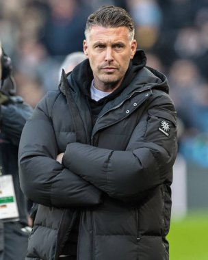 Wolverhampton Wanderers 'ın 22 Kasım 2025' te Molineux, Wolverhampton 'daki Wolverhampton Wanderers' a karşı oynadığı Premier League maçındaki menajeri Rob Edwards.