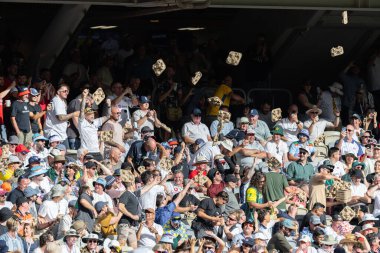 Taraftarlar, NRMA Sigorta Külleri Birinci Sınav Günü 2 Avustralya 'nın 22 Kasım 2025' te Perth, Avustralya 'daki Optus Stadyumu' nda İngiltere 'ye karşı açtığı davada tribünlerde desteklerini gösteriyorlar.