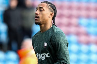 Chelsea 'den Joao Pedro Premier Lig karşılaşması öncesinde Burnley Chelsea' ye karşı 22 Kasım 2025 'te Burnley, İngiltere' de Turf Moor 'da ısınıyor.