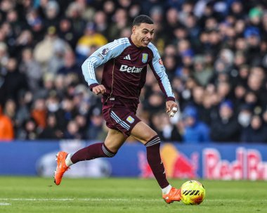 Aston Villa 'dan Morgan Rogers Premier Lig maçı sırasında Leeds United ile Aston Villa arasındaki Elland Road, Leeds, İngiltere, 23 Kasım 2025