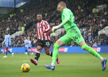 Sheffield United takımından Tyrese Campbell Sheffield Wednesday kalecisi Ethan Horvath 'a karşı 23 Kasım 2025' te Sheffield United 'a karşı oynadığı Gökyüzü İddia Şampiyonası maçında baskı yaptı.