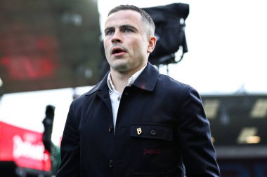 Burnley 'den Josh Cullen, 22 Kasım 2025' te İngiltere 'nin Burnley kentindeki Turf Moor' da oynanan Premier League karşılaşması öncesinde stadyuma geldi.