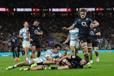 İngiltere 'den Freddie Steward, 23 Kasım 2025' te Arjantinli Santiago Grondona 'nın Quilter Nations Serisi 2025' te İngiltere Arjantin 'e karşı Allianz Stadyumu, Twickenham, Birleşik Krallık' ta oynanan maçında topu düşürmesine engel oluyor.