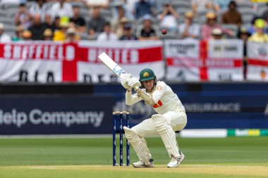 Avustralyalı Brendan Doggett, 22 Kasım 2025 'te Avustralya' nın Optus Stadyumu 'nda oynanan NRMA Sigorta Külleri Birinci Sınav Günü 2 Avustralya - İngiltere maçında kısa topun altına eğildi.