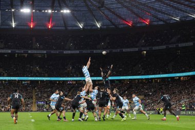 Arjantinli Juan Martin Gonzalez, 23 Kasım 2025 tarihinde İngiltere 'nin Allianz Stadyumu, Twickenham' da Arjantin 'e karşı oynadığı 2025 Quilter Nations Serisi maçında topu kazanmak için sıçradı.