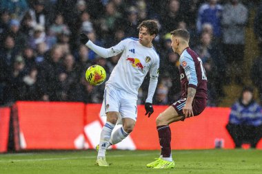 Leeds United takımından Brenden Aaronson, 23 Kasım 2025 'te Leeds United ile Aston Villa arasında oynanan Premier League maçında topu kontrol ediyor.