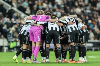 Newcastle United, Premier League maçında Newcastle United 'ın Manchester City' e karşı St. James 's Park, Newcastle, İngiltere' de 21 Kasım 2025 'te oynadığı maçtan önce takım olarak bir araya geldi.