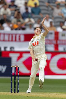 Avustralyalı Brendan Doggett, 22 Kasım 2025 'te Avustralya' nın Optus Stadyumu 'nda Avustralya' ya karşı NRMA Sigorta Külleri Birinci Test Günü 'nde bowling oynuyor.