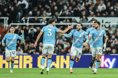 Manchester City 'den Ruben Dias, Premier League maçı Newcastle United ile Manchester City maçında 21 Kasım 2025' te St. James 's Park, Newcastle' da 1-1 kazanma hedefini kutluyor.