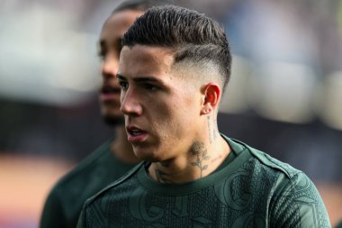 Chelsea 'den Enzo Fernandez Premier Lig karşılaşması öncesinde ısınıyor Burnley Chelsea' ye karşı Turf Moor, Burnley, İngiltere, 22 Kasım 2025