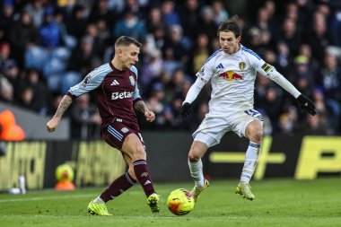 Aston Villa 'dan Lucas Digne, Leeds United' dan Brenden Aaronson 'ın baskısı altında Premier Lig maçı sırasında topu Elland Road, Leeds, İngiltere' de Leeds, 23 Kasım 2025 'de Leeds' e karşı Aston Villa 'ya pasladı.