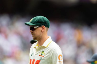 Avustralyalı Cameron Green, 22 Kasım 2025 'te Avustralya' nın Optus Stadyumu 'nda Avustralya' ya karşı NRMA Sigorta Külleri Birinci Sınav Günü 'nde eylem halindedir.