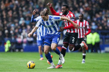 Sheffield Wednesday 'den Svante Ingelsson, Sheffield United' ın Sheffield United maçında Sheffield United 'a karşı 23 Kasım 2025' te Sheffield United maçında Yafet Tanganga 'yı geçiyor.