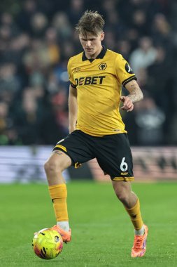 Wolverhampton Wanderers takımından David Moiller Wolverhampton Wanderers 22 Kasım 2025 tarihinde Molineux, Wolverhampton 'da oynanan Premier League maçında topu aldı.