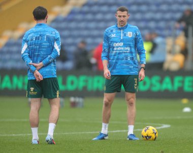 Maç öncesi ısınma maçında Huddersfield Town 'dan Murray Wallace Mansfield Town' a karşı Huddersfield Town maçında 22 Kasım 2025 'te Mansfield, İngiltere' deki One Call Stadyumu 'nda