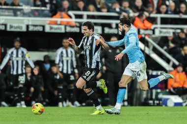 Newcastle Untie 'den Sandro Tonali ve Manchester City' den Josko Gvardiol Premier Lig maçı sırasında Manchester City ile St. James 's Park, Newcastle, İngiltere' de 21 Kasım 2025 'de karşı karşıya geldiler.