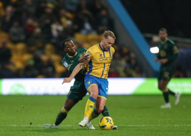 Mansfield Town takımından Louis Reed, 22 Kasım 2025 'te Mansfield Town ile Huddersfield Town arasında oynanan Sky Bet Ligi 1 karşılaşmasında sahada.