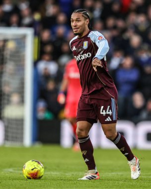 Aston Villa takımından Boubacar Kamara Premier Lig karşılaşmasında Leeds United ile Aston Villa arasında 23 Kasım 2025 'te Elland Road, Leeds, İngiltere' de karşılaştı.