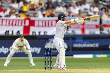 İngiltere 'den Ben Duckett, 22 Kasım 2025' te Avustralya 'nın Optus Stadyumu' nda oynanan NRMA Sigorta Külleri Birinci Sınav Günü 2 Avustralya - İngiltere maçında bir topu çalıyor ve kaçırıyor.