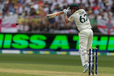 Avustralya 'nın Travis Başkanı topu 22 Kasım 2025' te Avustralya 'nın Optus Stadyumu' nda Avustralya 'ya karşı oynanan NRMA Sigorta Külleri Birinci Sınav Günü' nde sürüyor.