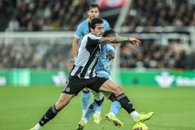 Newcastle Untie 'den Sandro Tonali ve Manchester City' den Jeremy Doku Premier League maçı sırasında Manchester City ile St. James 's Park, Newcastle, İngiltere' de 21 Kasım 2025 'de karşı karşıya geldiler.