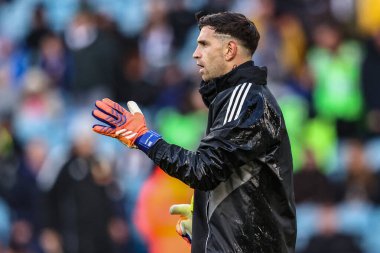 Aston Villa 'dan Emiliano Martnez Premier Lig maçında ısınma turunda Leeds United, Aston Villa' ya karşı Elland Road, Leeds, İngiltere, 23 Kasım 2025